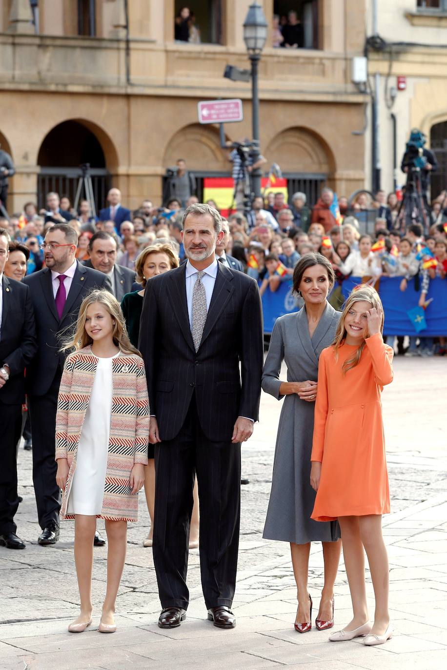 La Familia Real al completo ha llegado este jueves a Oviedo para iniciar su visita oficial con motivo de los Premios Princesa de Asturias de 2019. En esta edición, la princesa Leonor pronunciará el que será su primer discurso en una ceremonia de entrega de los Premios. Lo hará a los trece años, la misma edad que lo hizo su padre, el Rey Felipe, en 1981. Varios cientos de personas, con banderas de España y de Asturias, y la tradicional banda de gaiteros han dado la bienvenida esta tarde a la heredera durante primera visita a la capital asturiana, que ha realizado junto a los reyes y la infanta Sofía.