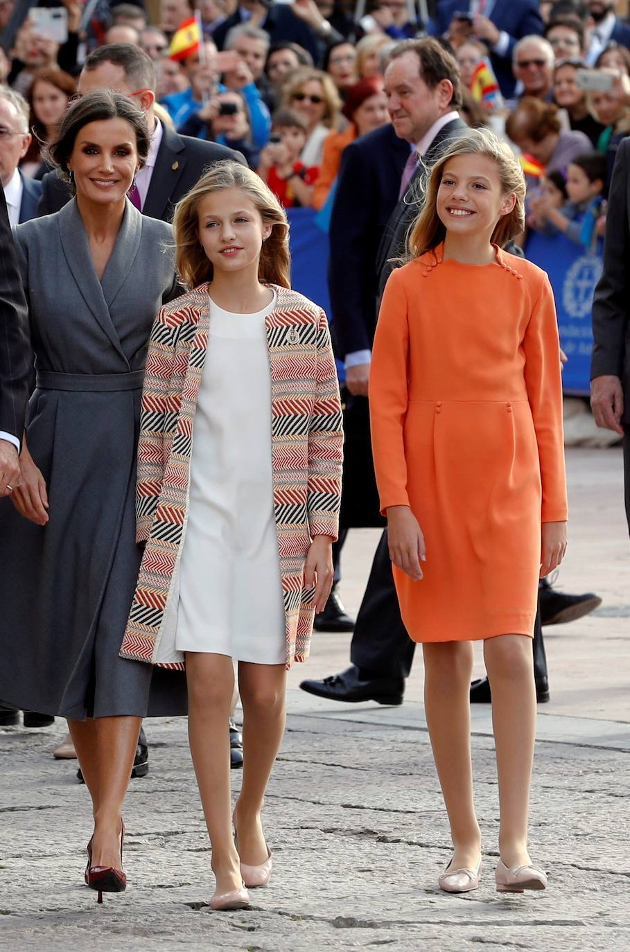 La Familia Real al completo ha llegado este jueves a Oviedo para iniciar su visita oficial con motivo de los Premios Princesa de Asturias de 2019. En esta edición, la princesa Leonor pronunciará el que será su primer discurso en una ceremonia de entrega de los Premios. Lo hará a los trece años, la misma edad que lo hizo su padre, el Rey Felipe, en 1981. Varios cientos de personas, con banderas de España y de Asturias, y la tradicional banda de gaiteros han dado la bienvenida esta tarde a la heredera durante primera visita a la capital asturiana, que ha realizado junto a los reyes y la infanta Sofía.