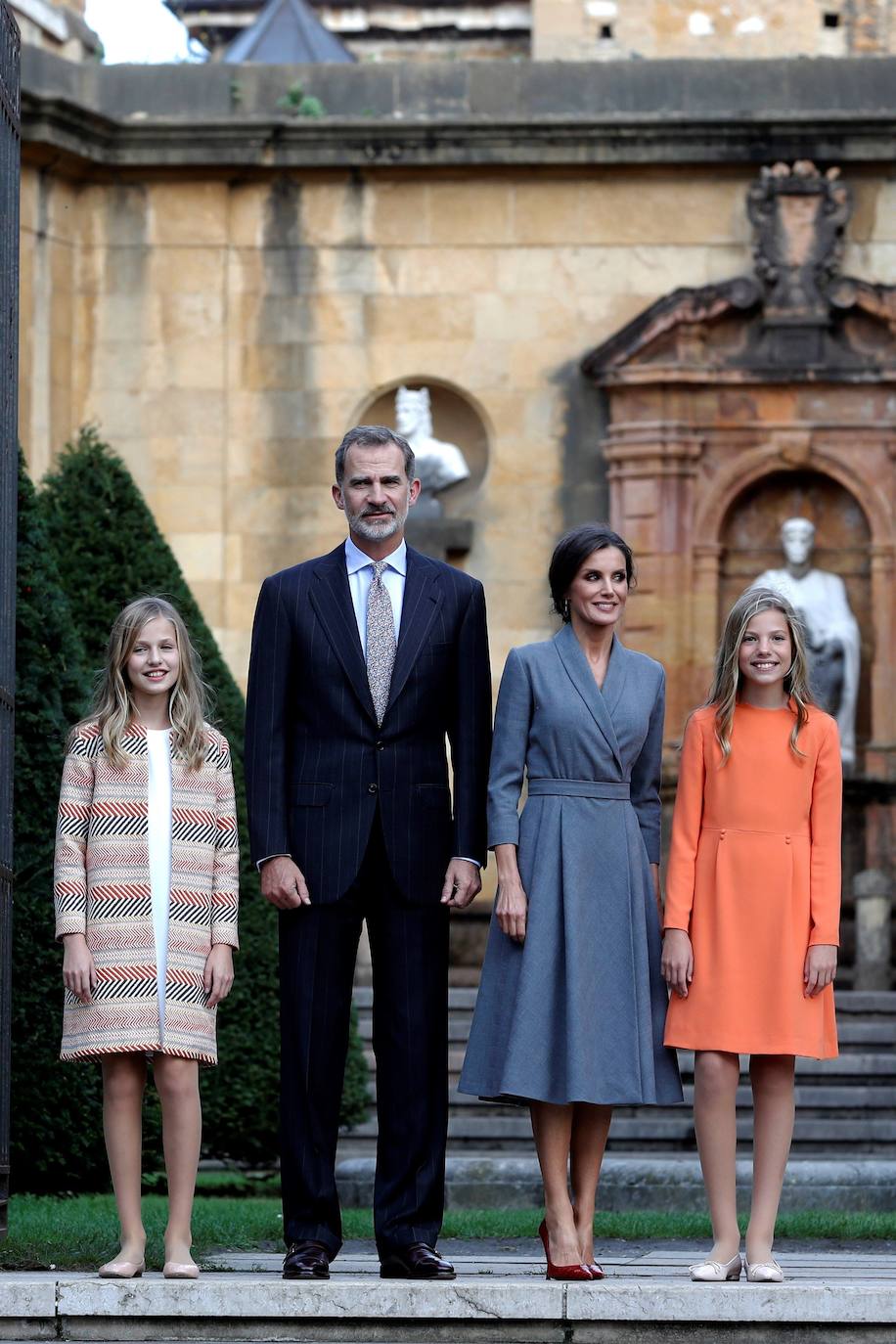 La Familia Real al completo ha llegado este jueves a Oviedo para iniciar su visita oficial con motivo de los Premios Princesa de Asturias de 2019. En esta edición, la princesa Leonor pronunciará el que será su primer discurso en una ceremonia de entrega de los Premios. Lo hará a los trece años, la misma edad que lo hizo su padre, el Rey Felipe, en 1981. Varios cientos de personas, con banderas de España y de Asturias, y la tradicional banda de gaiteros han dado la bienvenida esta tarde a la heredera durante primera visita a la capital asturiana, que ha realizado junto a los reyes y la infanta Sofía.