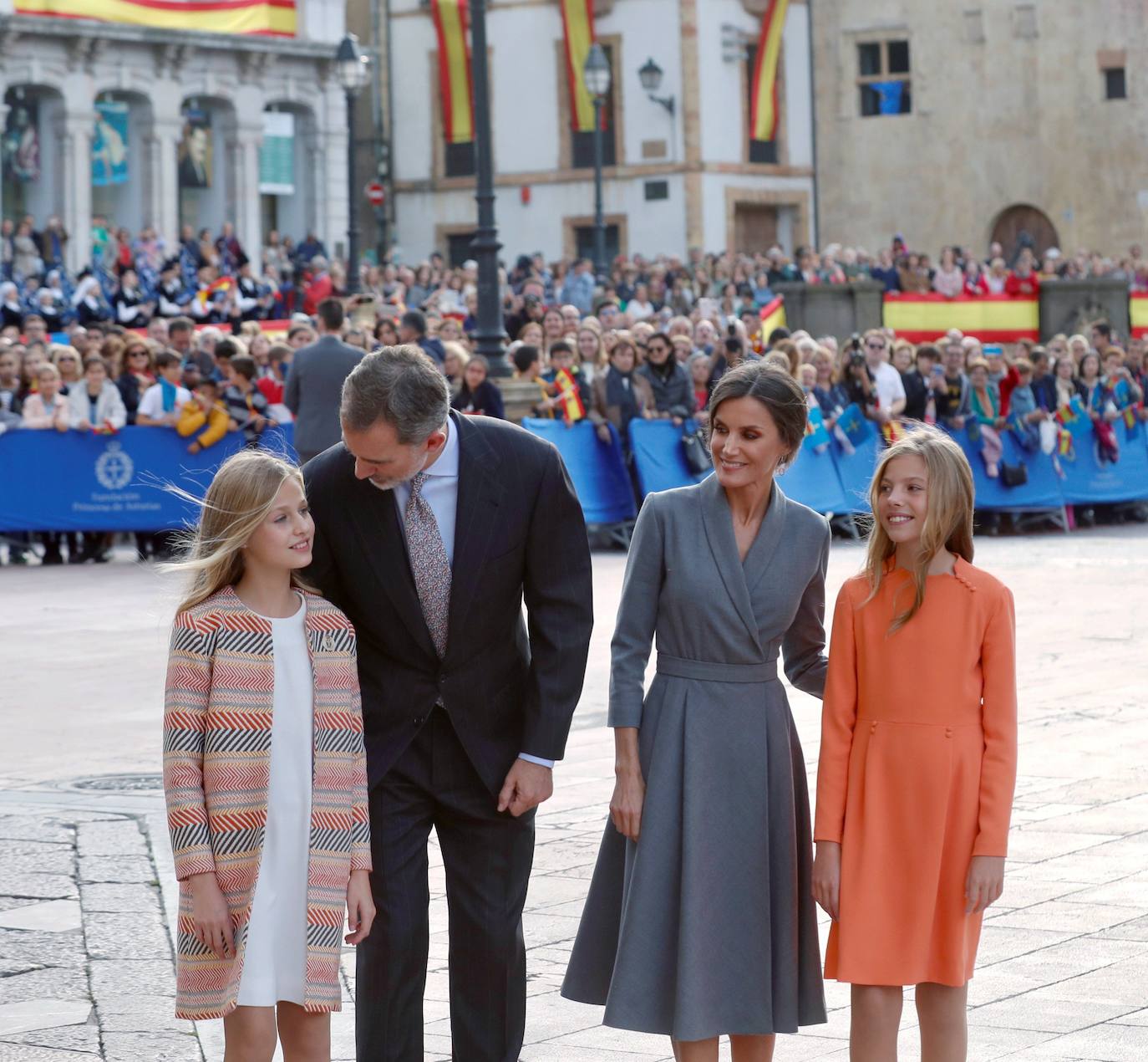 La Familia Real al completo ha llegado este jueves a Oviedo para iniciar su visita oficial con motivo de los Premios Princesa de Asturias de 2019. En esta edición, la princesa Leonor pronunciará el que será su primer discurso en una ceremonia de entrega de los Premios. Lo hará a los trece años, la misma edad que lo hizo su padre, el Rey Felipe, en 1981. Varios cientos de personas, con banderas de España y de Asturias, y la tradicional banda de gaiteros han dado la bienvenida esta tarde a la heredera durante primera visita a la capital asturiana, que ha realizado junto a los reyes y la infanta Sofía.