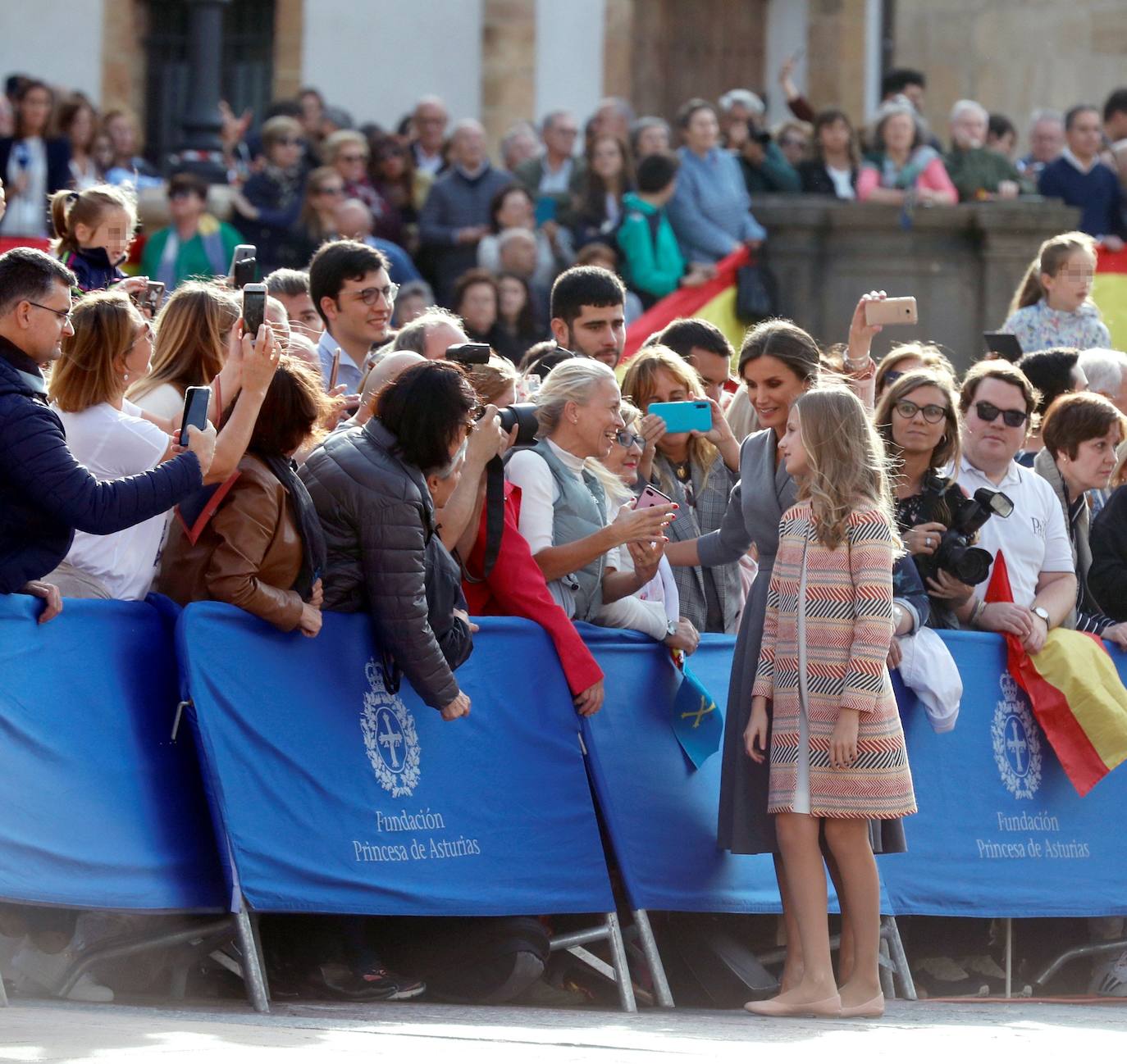 La Familia Real al completo ha llegado este jueves a Oviedo para iniciar su visita oficial con motivo de los Premios Princesa de Asturias de 2019. En esta edición, la princesa Leonor pronunciará el que será su primer discurso en una ceremonia de entrega de los Premios. Lo hará a los trece años, la misma edad que lo hizo su padre, el Rey Felipe, en 1981. Varios cientos de personas, con banderas de España y de Asturias, y la tradicional banda de gaiteros han dado la bienvenida esta tarde a la heredera durante primera visita a la capital asturiana, que ha realizado junto a los reyes y la infanta Sofía.