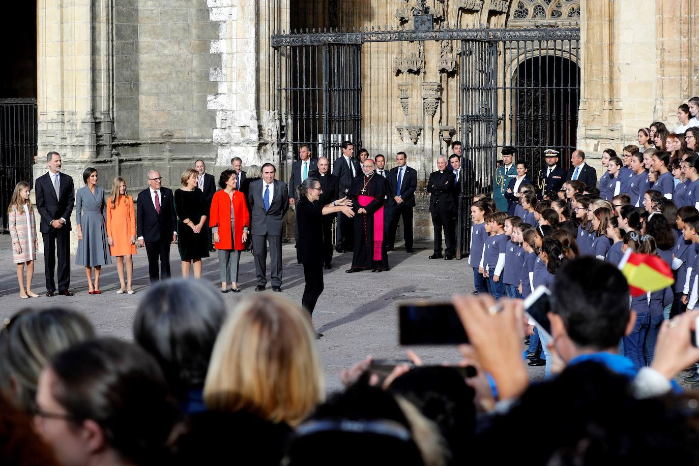 La Familia Real al completo ha llegado este jueves a Oviedo para iniciar su visita oficial con motivo de los Premios Princesa de Asturias de 2019. En esta edición, la princesa Leonor pronunciará el que será su primer discurso en una ceremonia de entrega de los Premios. Lo hará a los trece años, la misma edad que lo hizo su padre, el Rey Felipe, en 1981. Varios cientos de personas, con banderas de España y de Asturias, y la tradicional banda de gaiteros han dado la bienvenida esta tarde a la heredera durante primera visita a la capital asturiana, que ha realizado junto a los reyes y la infanta Sofía.