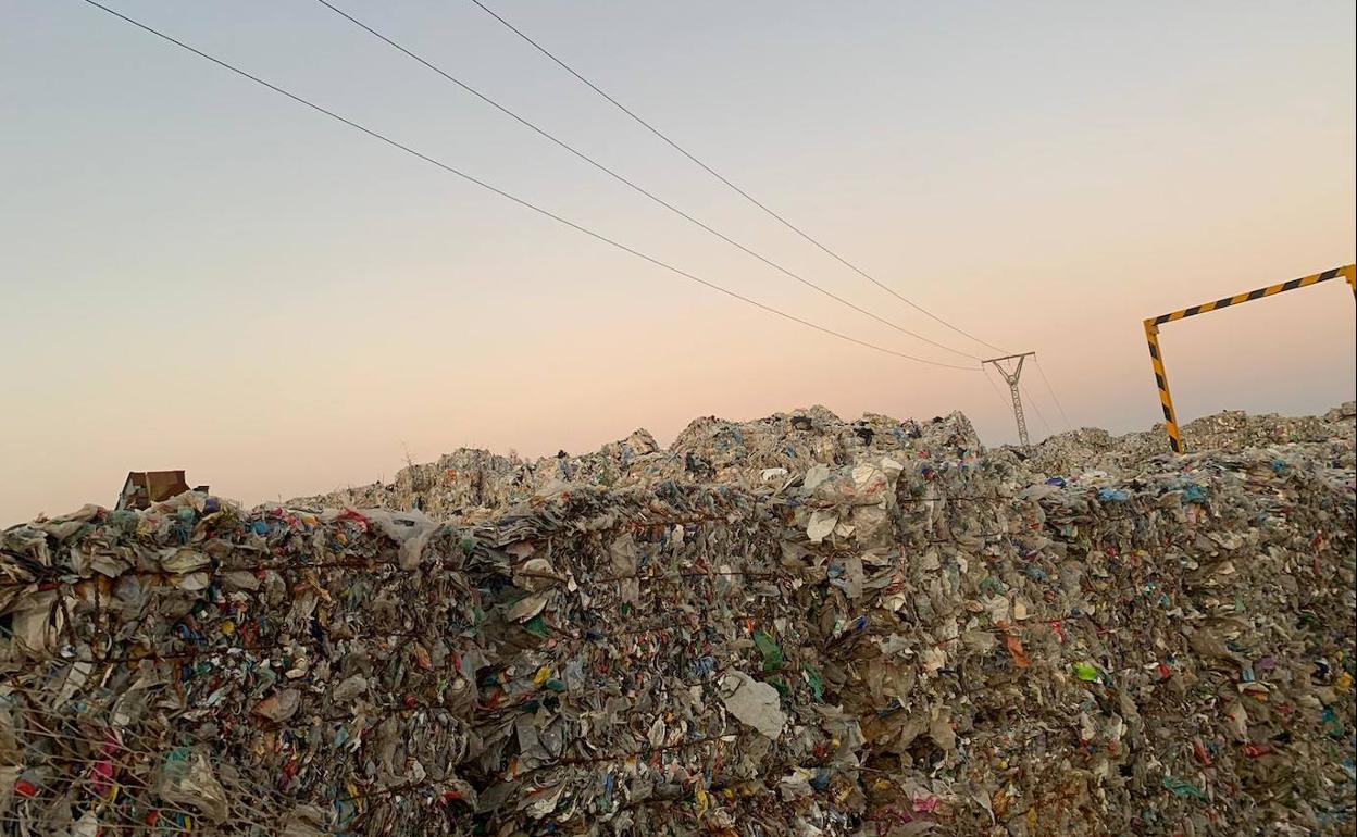 Miles de toneladas acumuladas en Utiel Recicla el pasado 10 de octubre. 