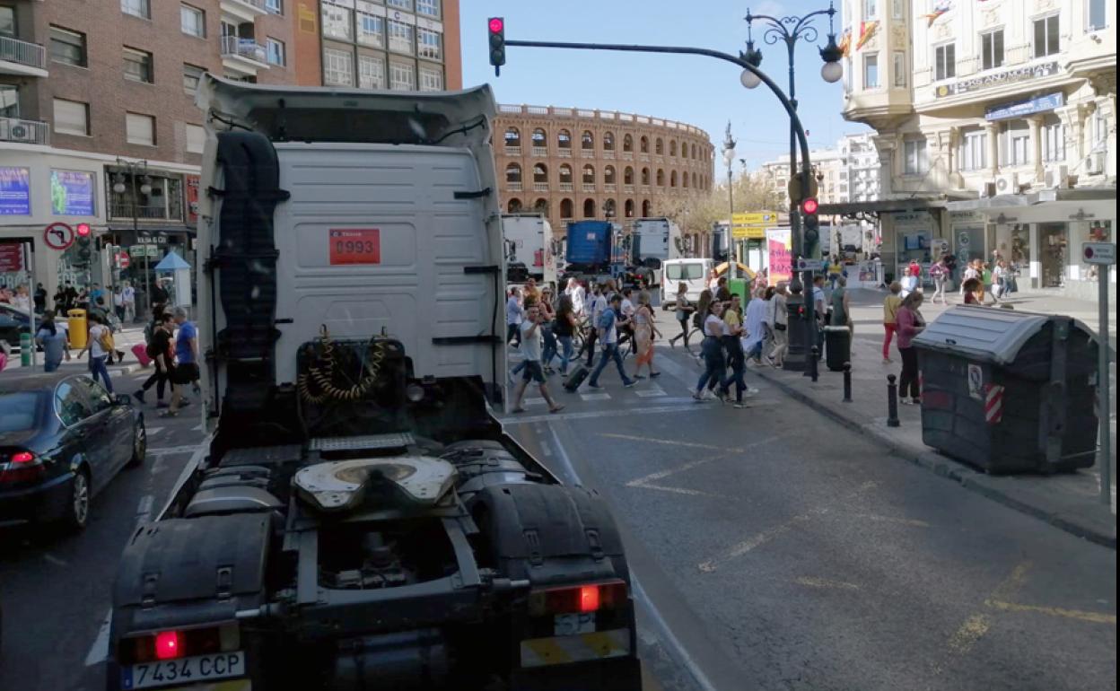 Marcha de camiones, a su paso este sábado 19 por la plaza del Ayuntamiento. 