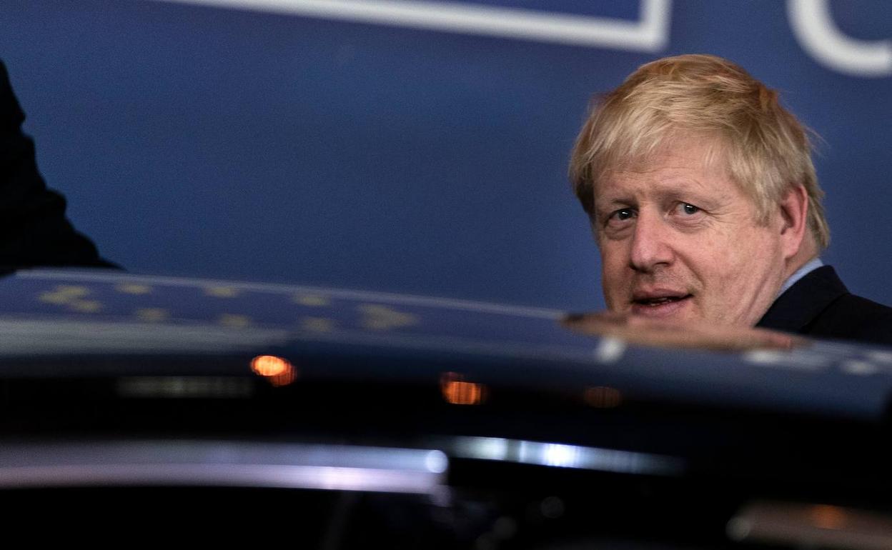 Boris Johnson, abandona la cumbre europea.