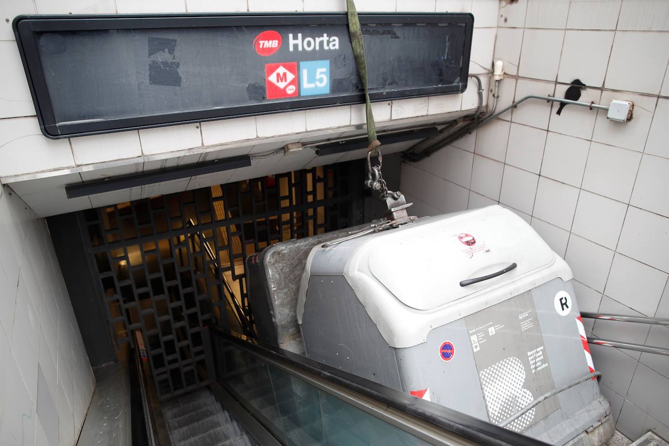 Un contenedor de basura bloquea la entrada de la estación del Metro de Horta