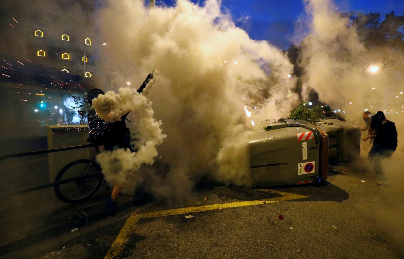 Quinta jornada de barricadas y cargas policiales en Catalunya