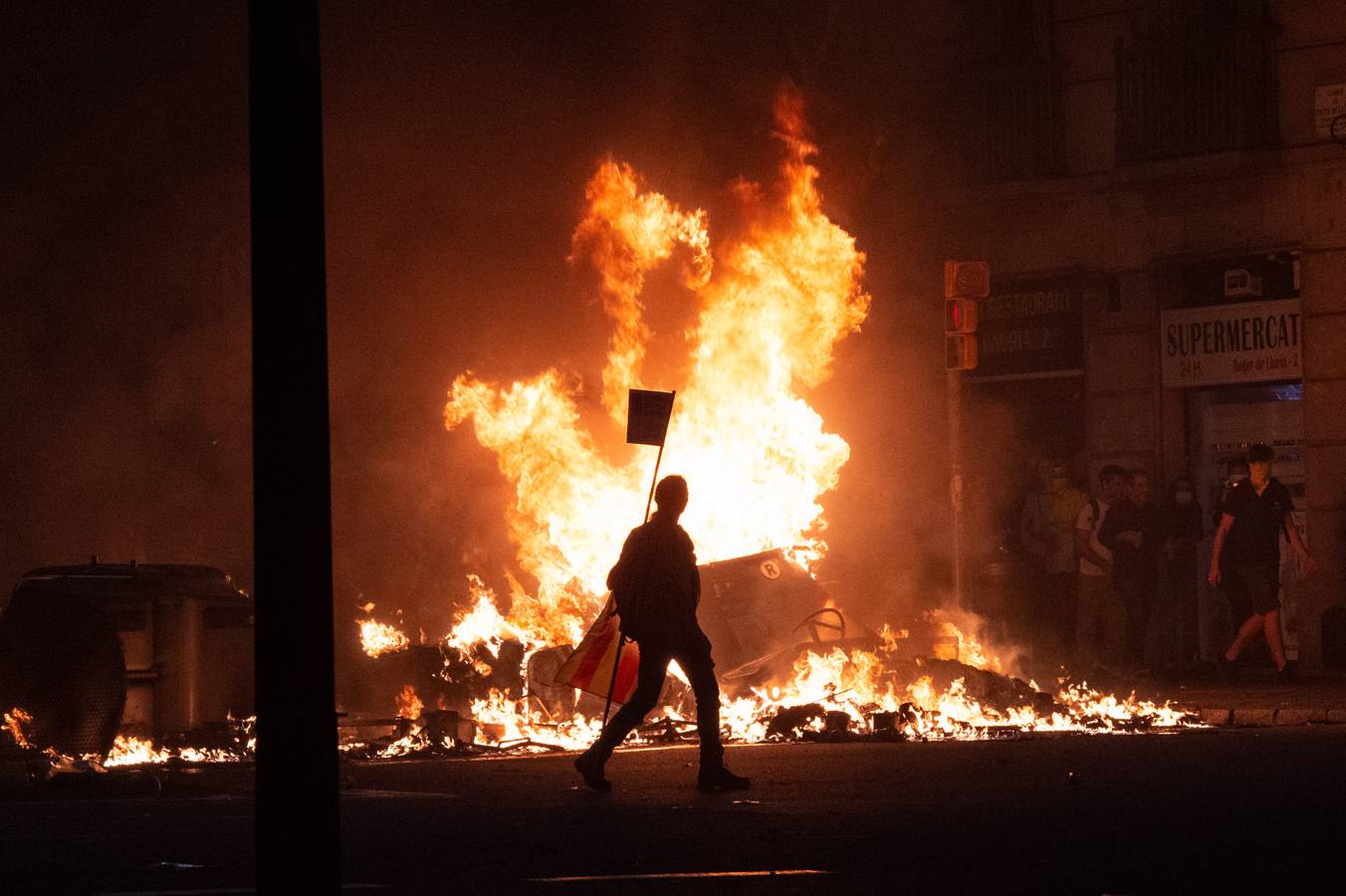 Quinta jornada de barricadas y cargas policiales en Catalunya