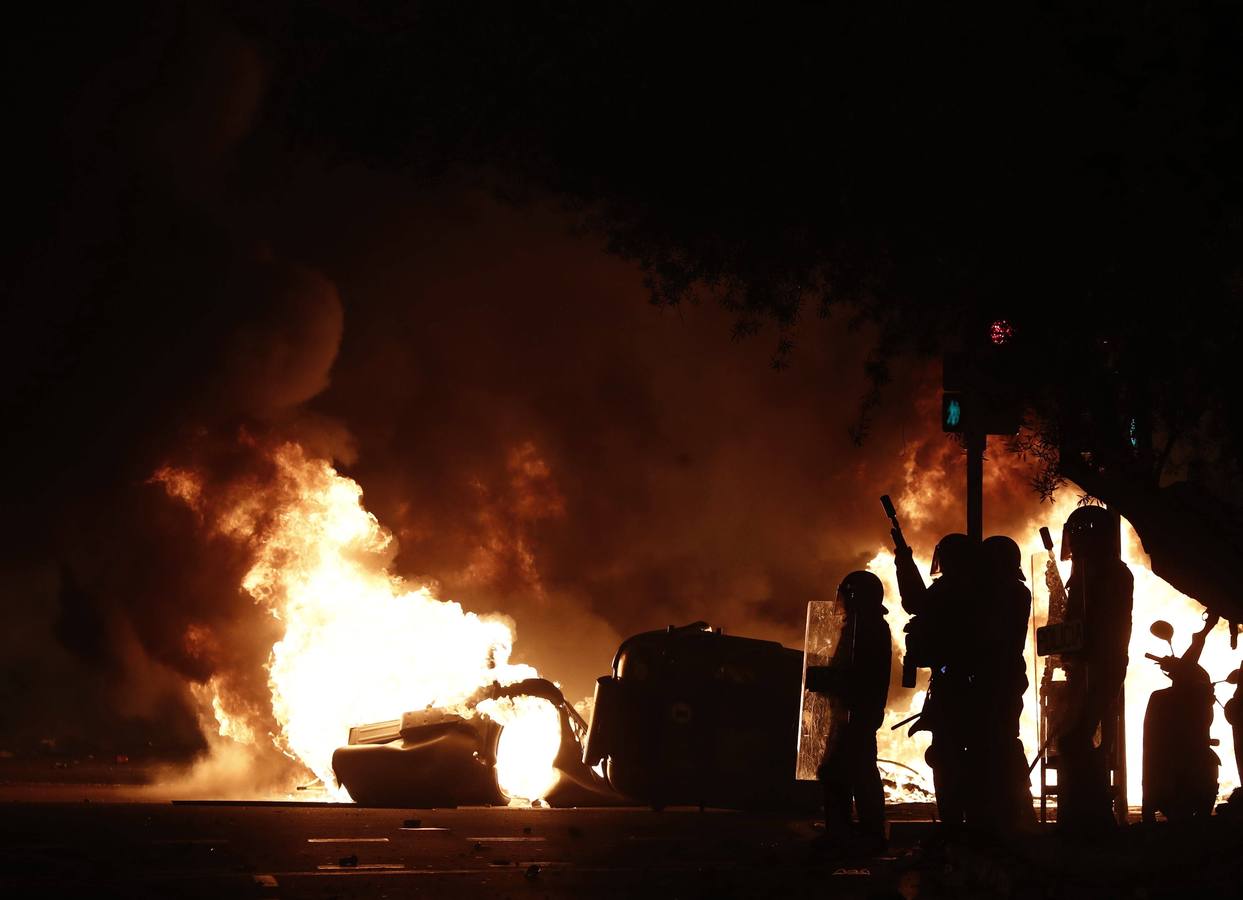 Quinta jornada de barricadas y cargas policiales en Catalunya