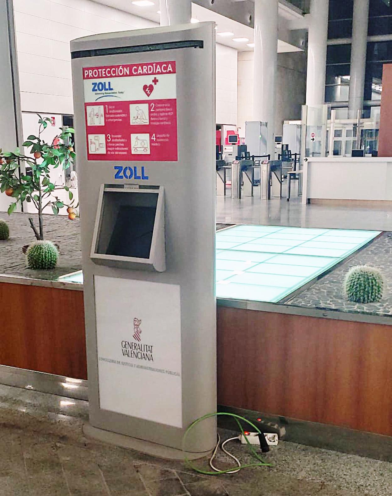 El módulo para el desfibrilador, tras el incidente, en la entrada de la Ciudad de la Justicia. 