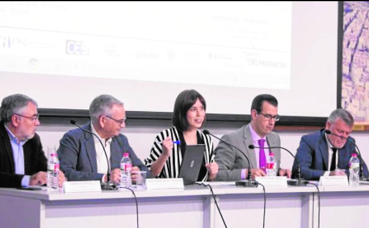 Ramón Soler, Josep Vicent Boira, Diana Morant, Jorge Hermosilla y Josep Martí, en el Espai de Economia celebrado en Fomento. 