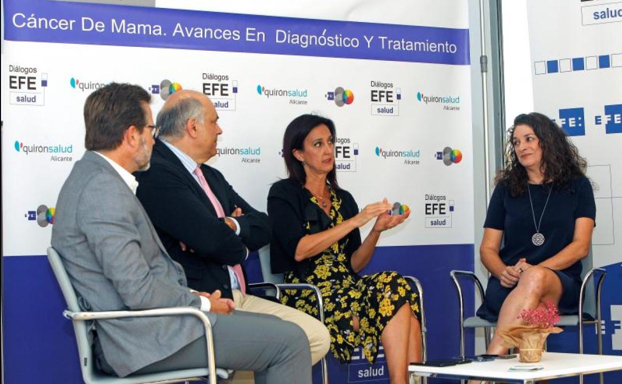 Participantes en los Diálogos EFE Salud «Cáncer de Mama. Avances en diagnóstico y tratamiento». De izq. a der.: el presidente de la Sociedad Española de Oncología Quirúrgica, Pedro Bretcha; Joseba Rebollo, especialista en oncología médica de Quirónsalud Torrevieja; Rosa Cañón, especialista en Oncología Radioterápica en Quirónsalud Torrevieja; y Rosario Sepulcre, psicooncóloga especialista en Psicología Clínica. 