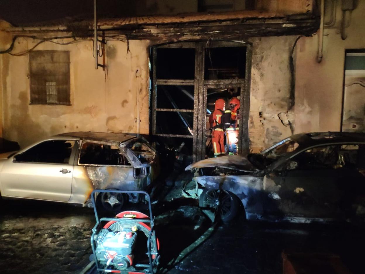 Bomberos del Consorcio Provincial de Valencia, en la extinción del fuego intencionado. 