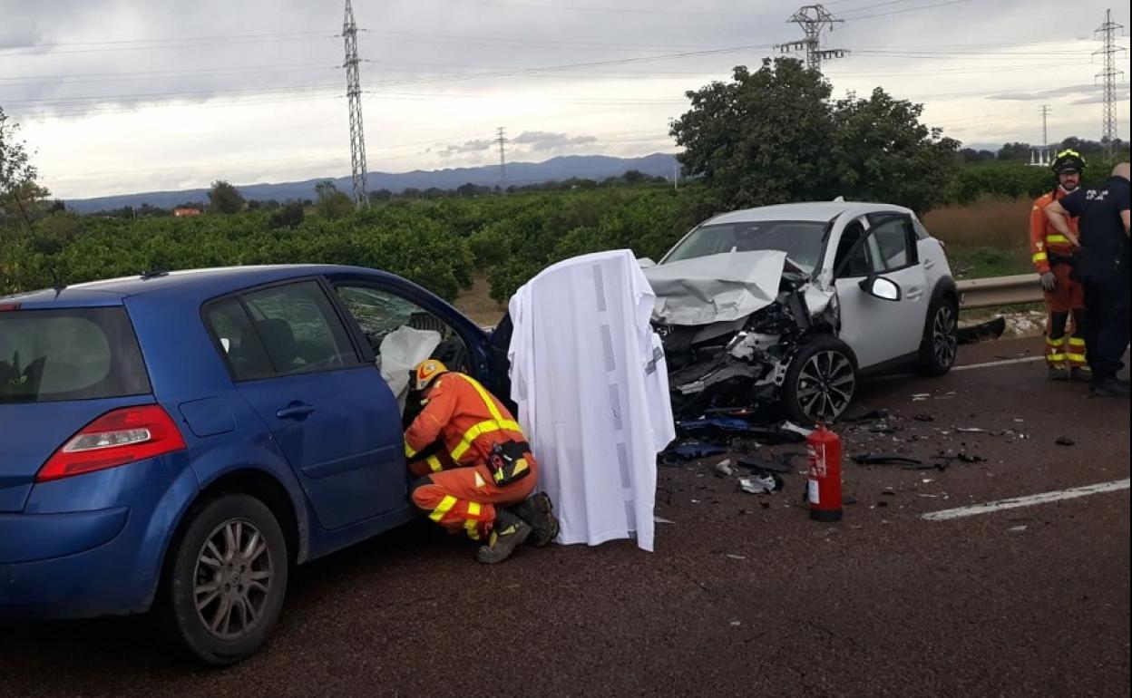 Los bomberos, en el lugar del accidente en Carcaixent.