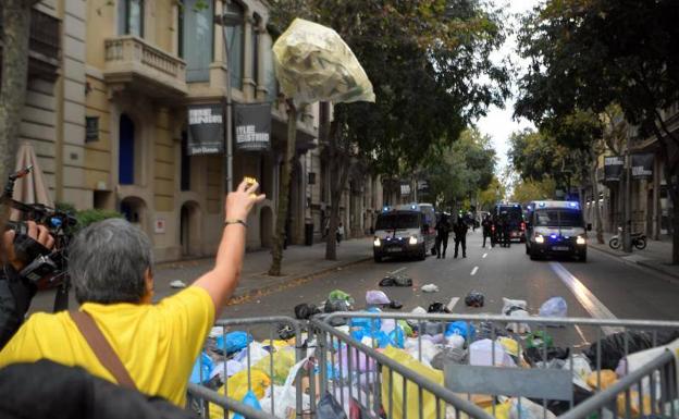 Independentistas catalanes arrojan bolsas de basura frente a la Delegación del Goberno en Barcelona.