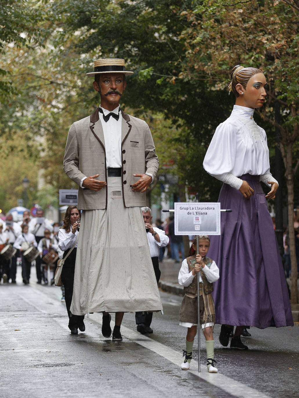 La Falla Joaquín Costa-Burriana recibe la visita de la fallera mayor de Valencia 2020, Consuelo Llobell, y su corte de honor para el tercer encuentro de música valenciana en el que participaron grupos de varios puntos de la Comunitat.