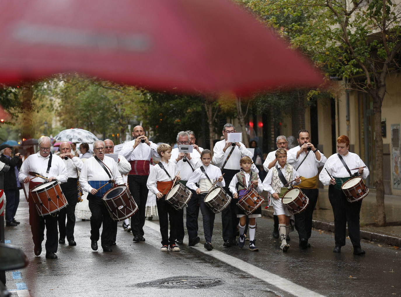 La Falla Joaquín Costa-Burriana recibe la visita de la fallera mayor de Valencia 2020, Consuelo Llobell, y su corte de honor para el tercer encuentro de música valenciana en el que participaron grupos de varios puntos de la Comunitat.