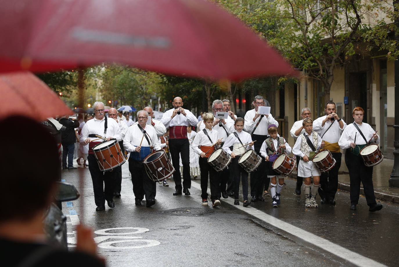 La Falla Joaquín Costa-Burriana recibe la visita de la fallera mayor de Valencia 2020, Consuelo Llobell, y su corte de honor para el tercer encuentro de música valenciana en el que participaron grupos de varios puntos de la Comunitat.