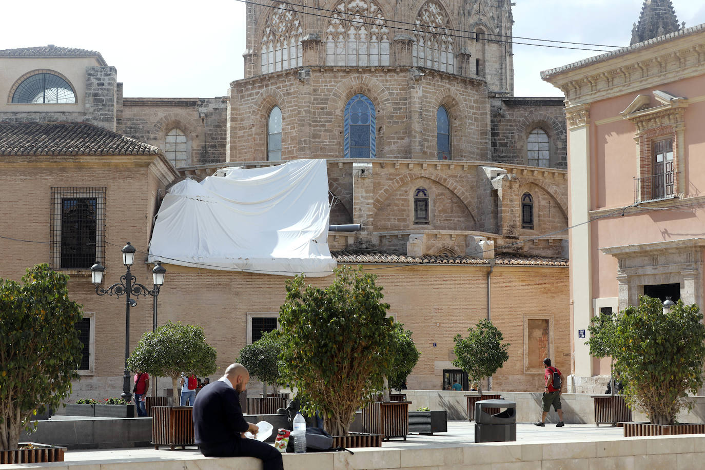 La Generalitat rechaza la demolición de la fachada neoclásica de la catedral de Valencia, en una resolución que se argumenta con los informes contrarios a la demolición de la Real Academia de Bellas Artes de San Carlos, la Universitat de València y la Universitat Politècnica de València.