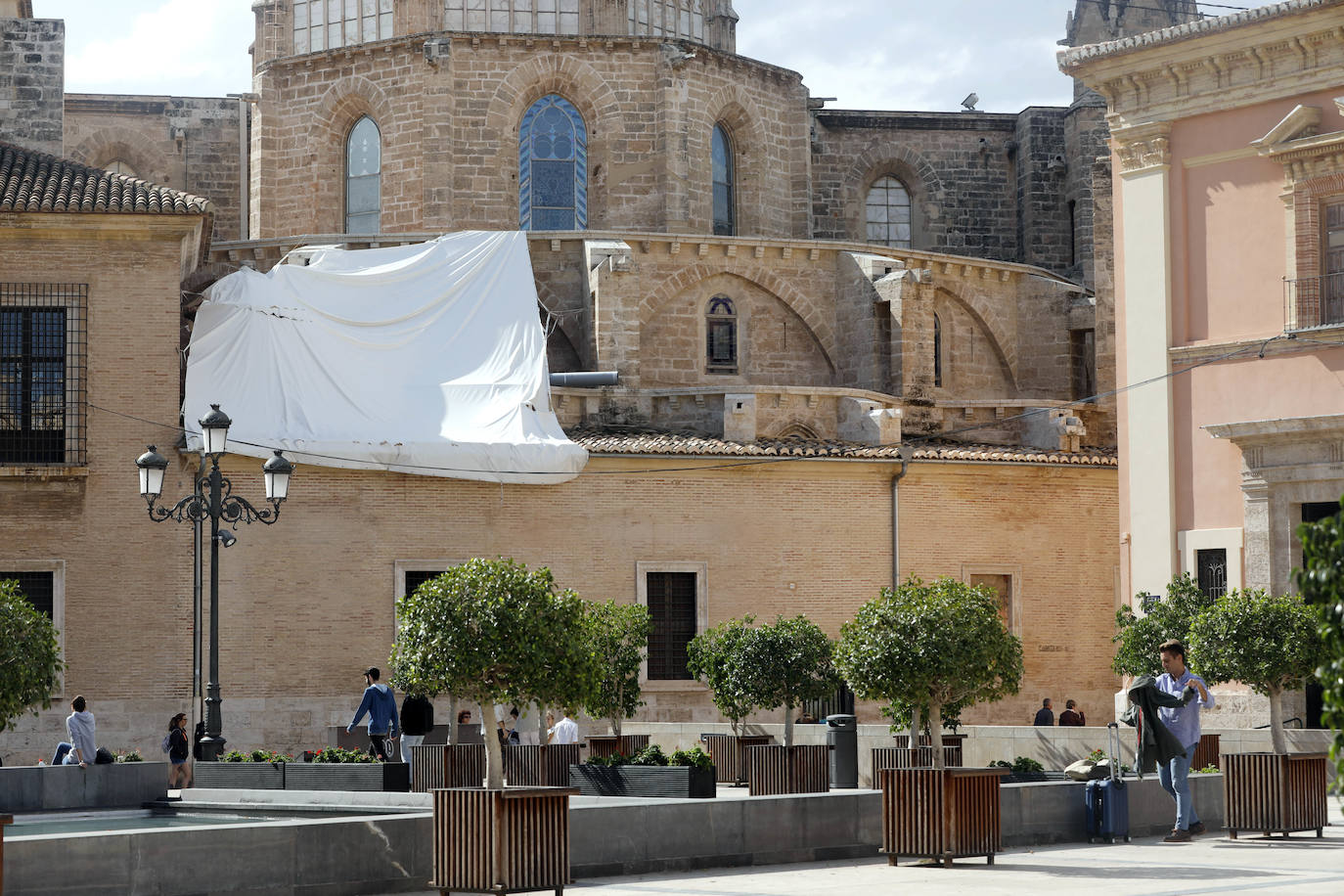 La Generalitat rechaza la demolición de la fachada neoclásica de la catedral de Valencia, en una resolución que se argumenta con los informes contrarios a la demolición de la Real Academia de Bellas Artes de San Carlos, la Universitat de València y la Universitat Politècnica de València.