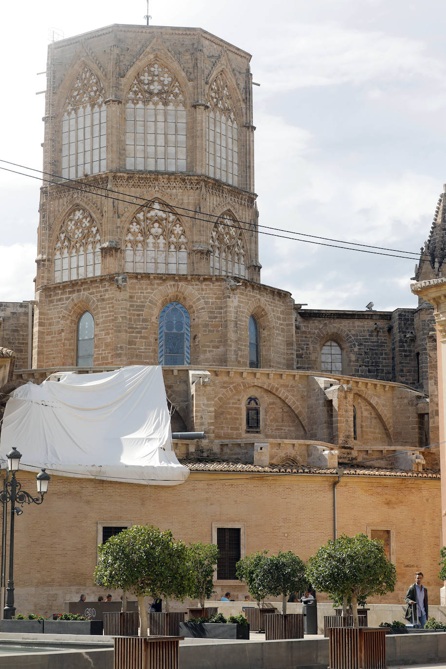 La Generalitat rechaza la demolición de la fachada neoclásica de la catedral de Valencia, en una resolución que se argumenta con los informes contrarios a la demolición de la Real Academia de Bellas Artes de San Carlos, la Universitat de València y la Universitat Politècnica de València.