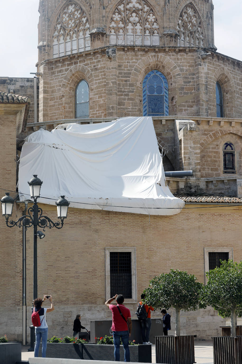 La Generalitat rechaza la demolición de la fachada neoclásica de la catedral de Valencia, en una resolución que se argumenta con los informes contrarios a la demolición de la Real Academia de Bellas Artes de San Carlos, la Universitat de València y la Universitat Politècnica de València.