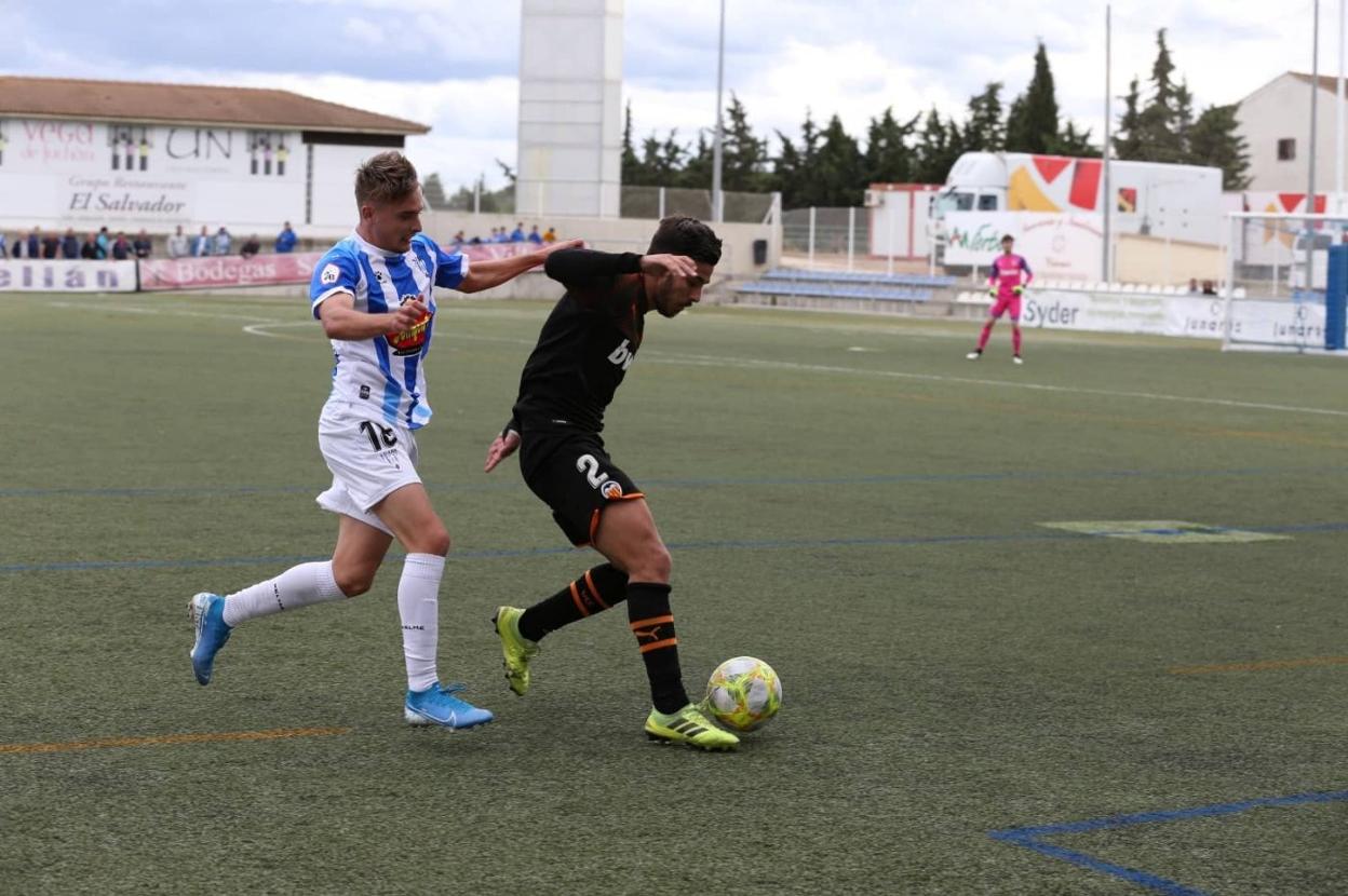 Javi Jiménez defiende el balón durante el encuentro de ayer. 