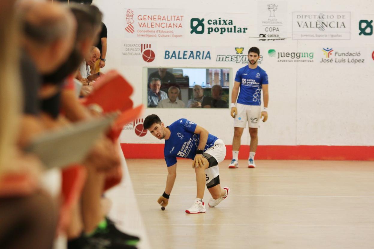 Seve juega junto a la escala una pelota durante la Copa. 