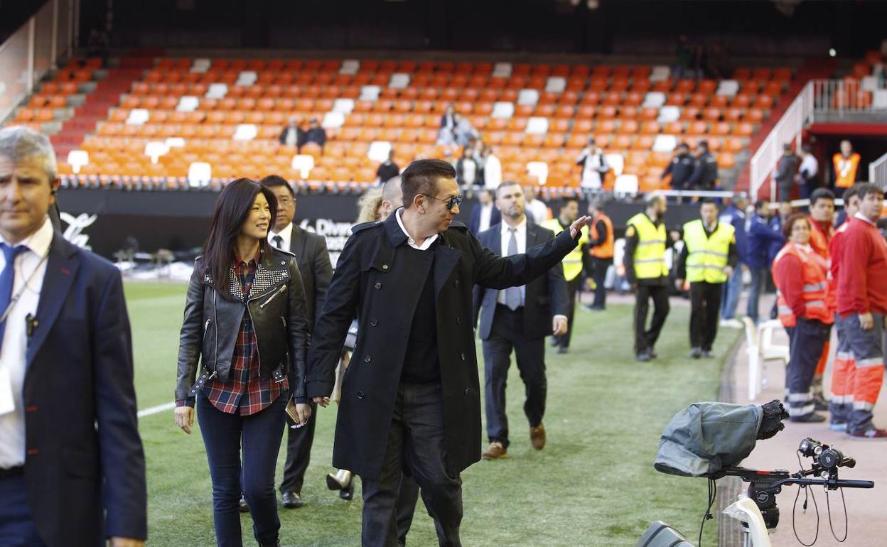 Peter Lim saludando en una de sus primeras visitas a Mestalla como máximo accionista del club