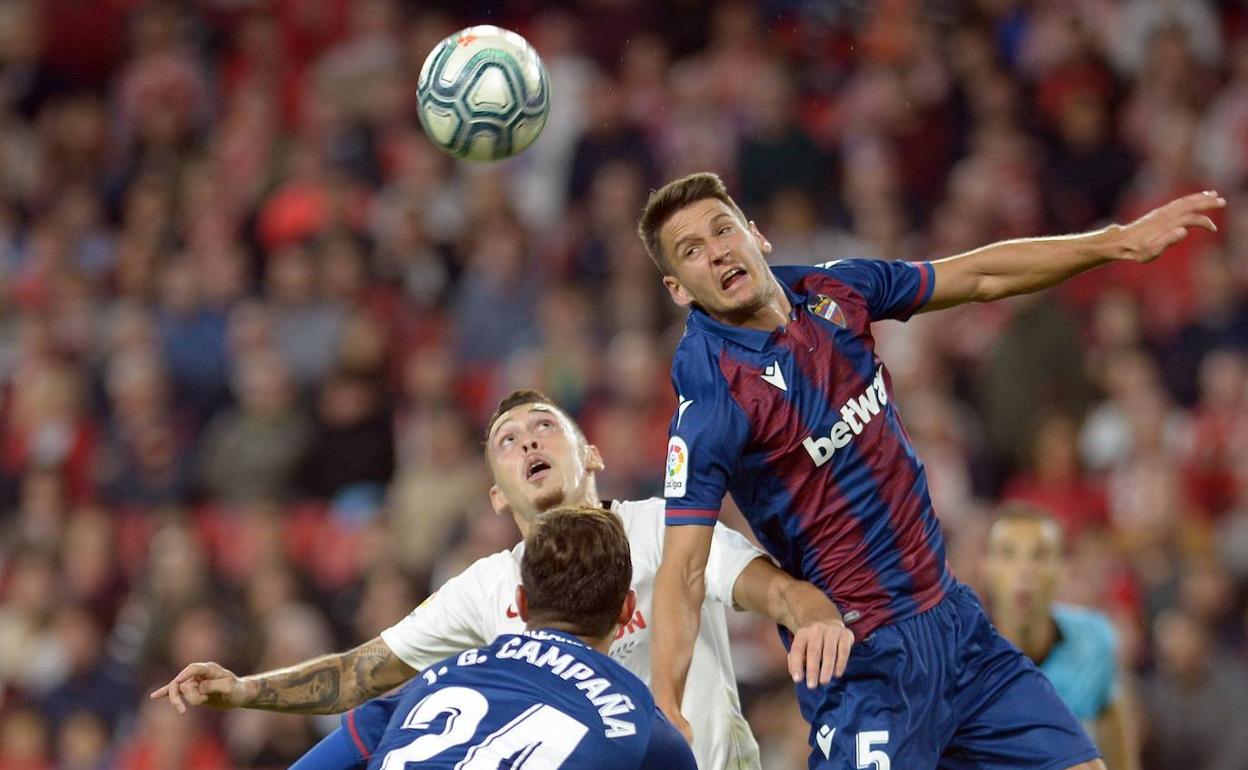 Radoja y Campaña, durante el partido contra el Sevilla.