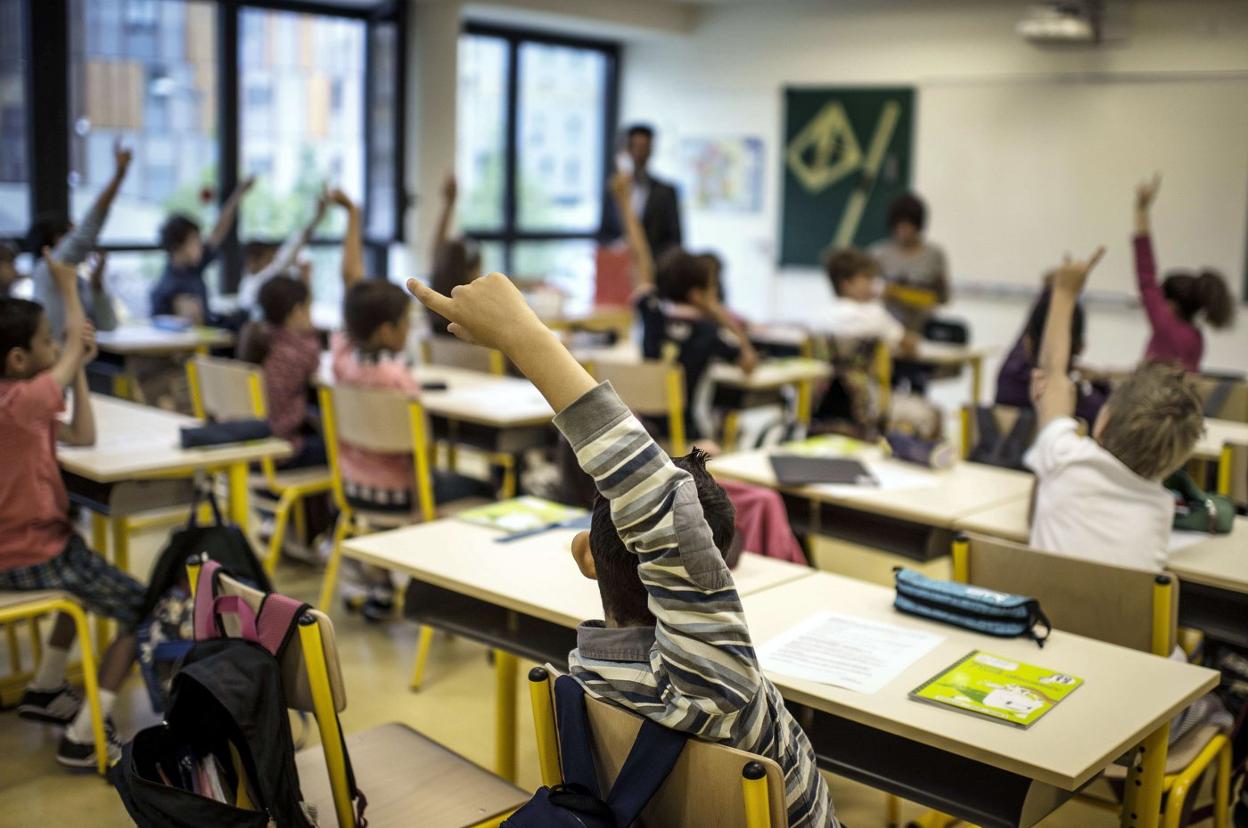 Alumnos de Primaria participan en una clase. 