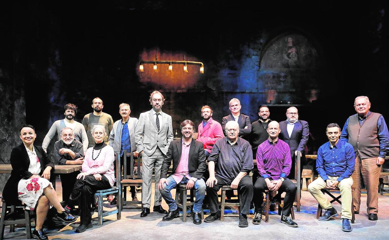 El equipo artístico de 'La tabernera del puerto', que se estrena el domingo en Les Arts. 
