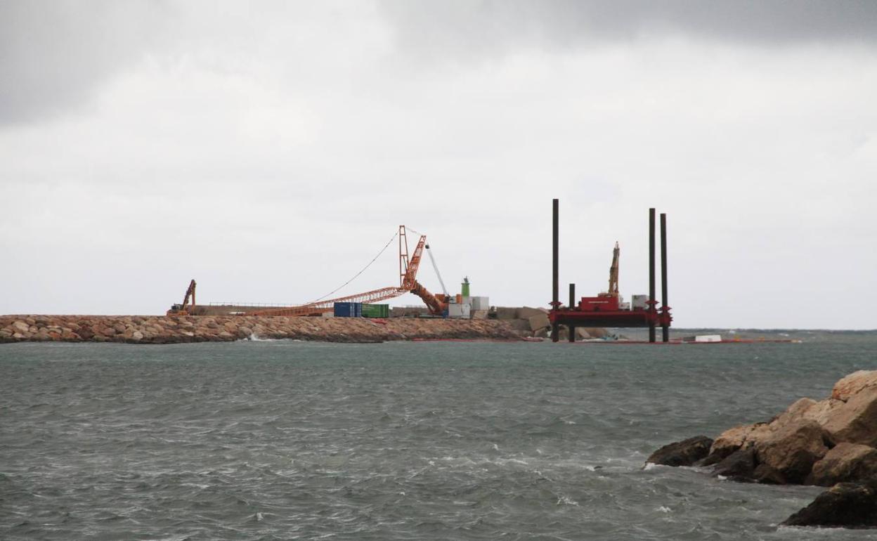 Baleària baja la grúa que trabaja en el desguace del ferry encallado en Dénia