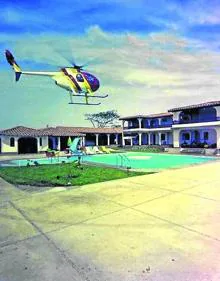 Imagen secundaria 2 - Uno de los medios de transporte más utilizados en la 'Hacienda Nápoles' era el helicóptero. La finca, que fue el centro de operaciones del cartel de Medellín, quedó abandonada tras la muerte de Escobar
