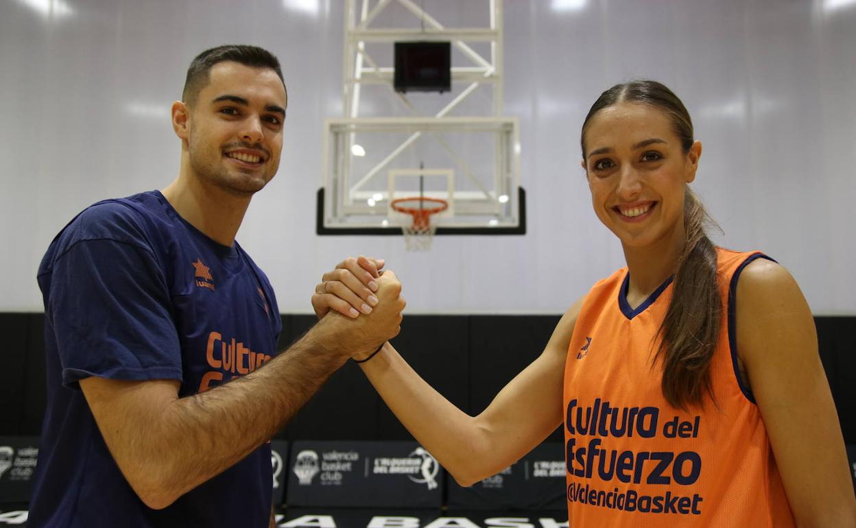 Alberto Abalde y Tamara Abalde posan en la pista central de L'Alqueria.