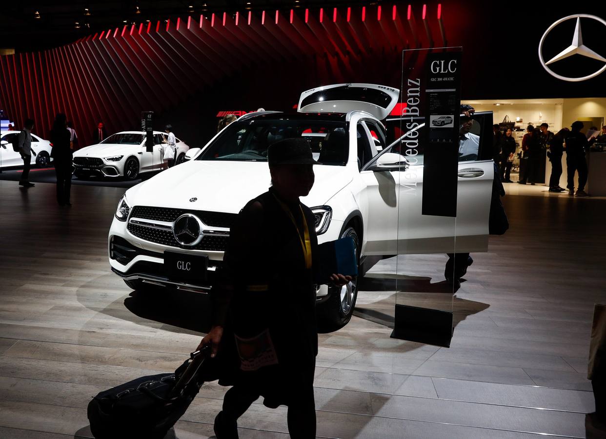 Un Mercedes Benz de la serie GLC, comercializado, en la muestra de motor de Tokio. Fabricantes japoneses e internacionales muestran sus prototipos y novedades en la 46.ª edición del Tokyo Motor Show hasta el 4 de noviembre.