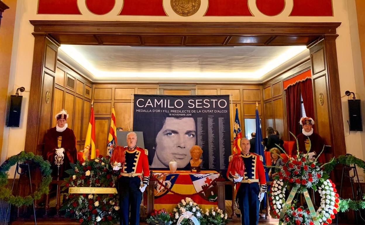 Alcoy se despide de su artista más internacional, Camilo Sesto.