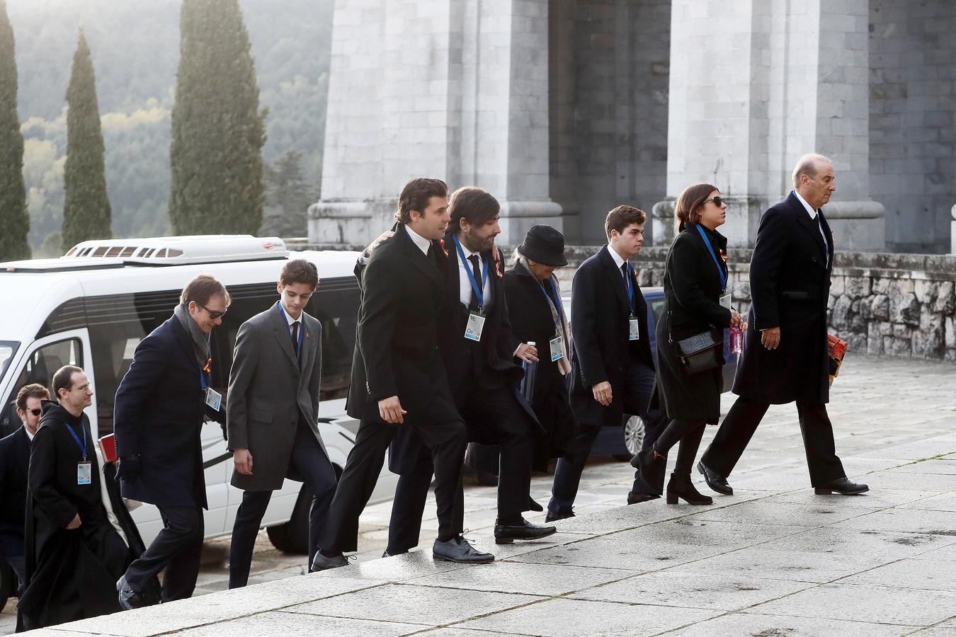 Familiares de Franco a su llegada al Valle de los Caídos.