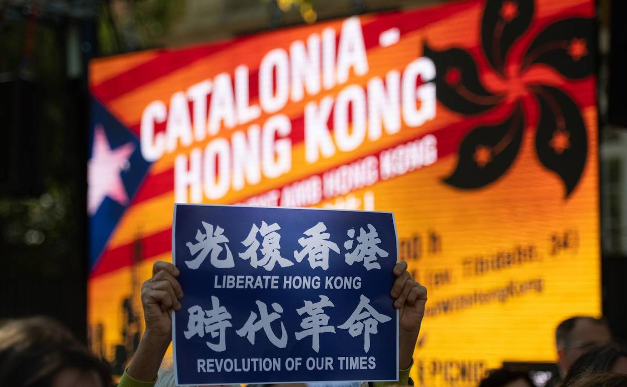 Manifestantes en Hong Kong, en apoyo a Cataluña. 