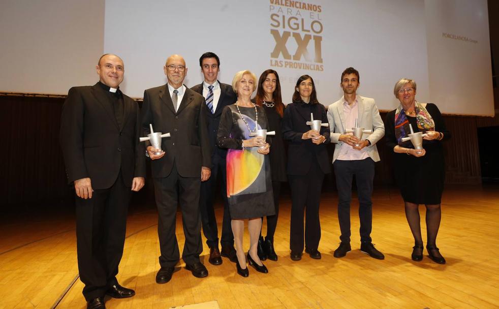 Foto de familia de los galardonados en los premios Valencianos para el Siglo XXI. 