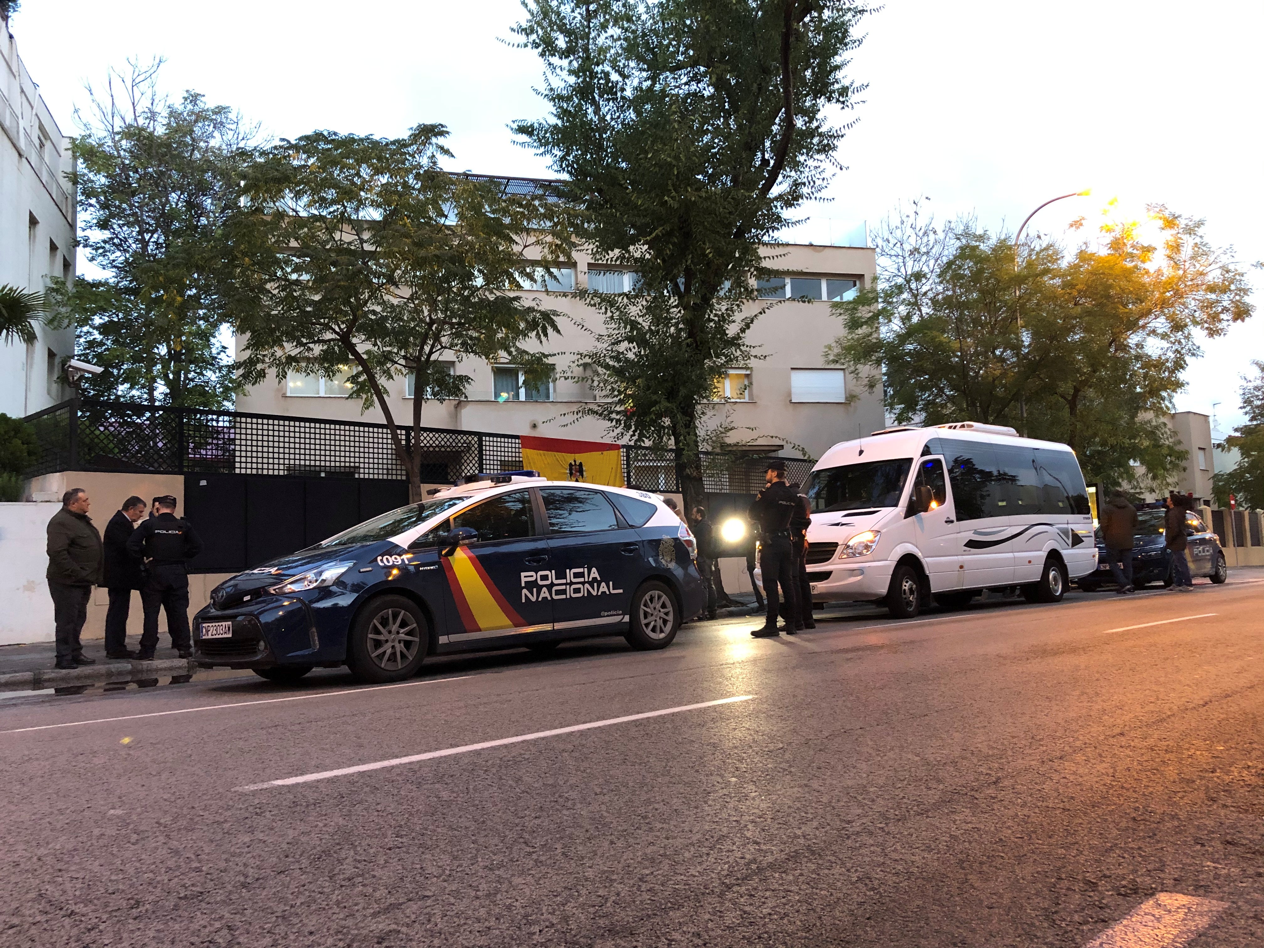 Un minibús espera en la entrada de la casa de los familiares de Franco para trasladarles al Valle de los Caídos escoltado por la Policía Nacional.