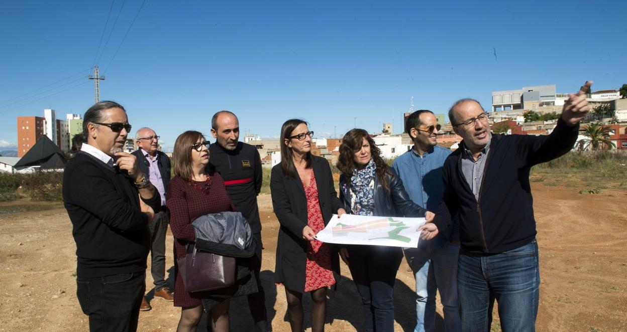 El alcalde de Alzira explica a la presidenta del Consorcio la situación del terreno donde se construirá el futura parque de bomberos 