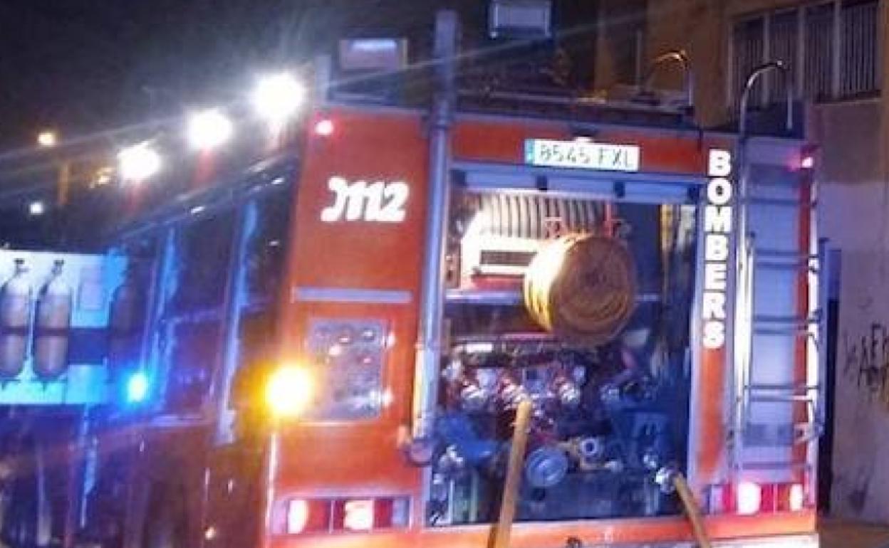 Bomberos acuden a una alerta en una vivienda. 