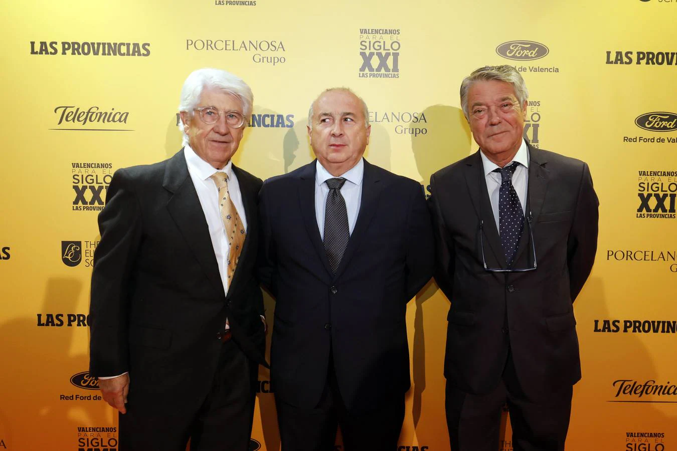 José Manuel Giner Giron, Julio Madrigal y Joan Culla, a su llegada a los premios de LAS PROVINCIAS