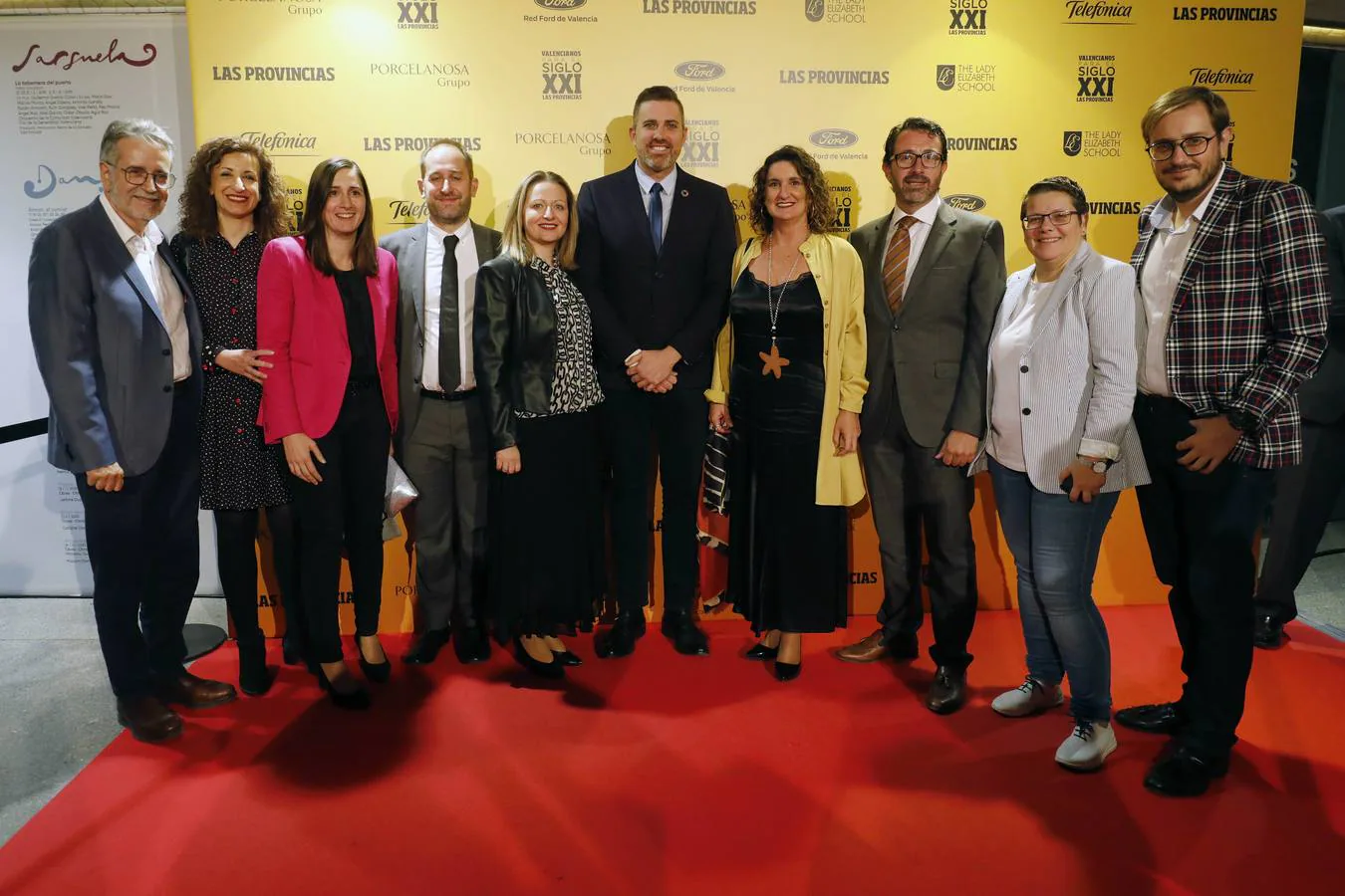 Los socialistas Ramón Marí, Elisa Valía, Maite Ibáñez, Aaron Cano, Pilar Sarrión, Jordi Mayor, Mercedes Caballero, Vicent Mascarell, Isabel García y Raimon Marí, a su llegada a la gala.