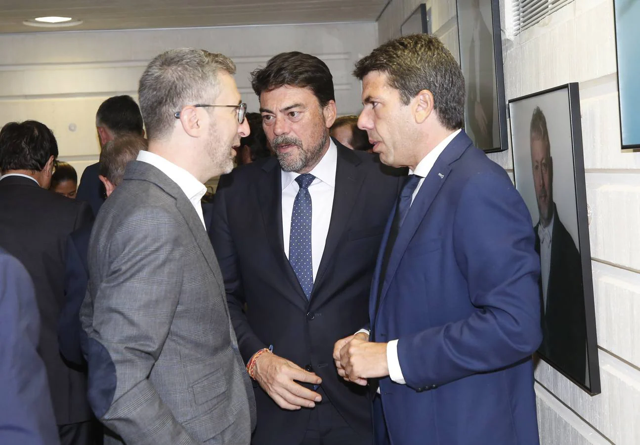 El conseller de Política Territorial, Arcadi España, departe con el alcalde de Alicante, Luis Barcala, y con el presidente de la Diputación de Alicante, Carlos Mazón.