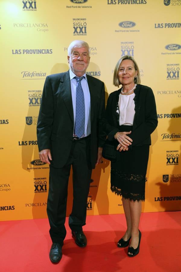 Amparo Gil, directora del Caxton College, y su marido, José Paterna.