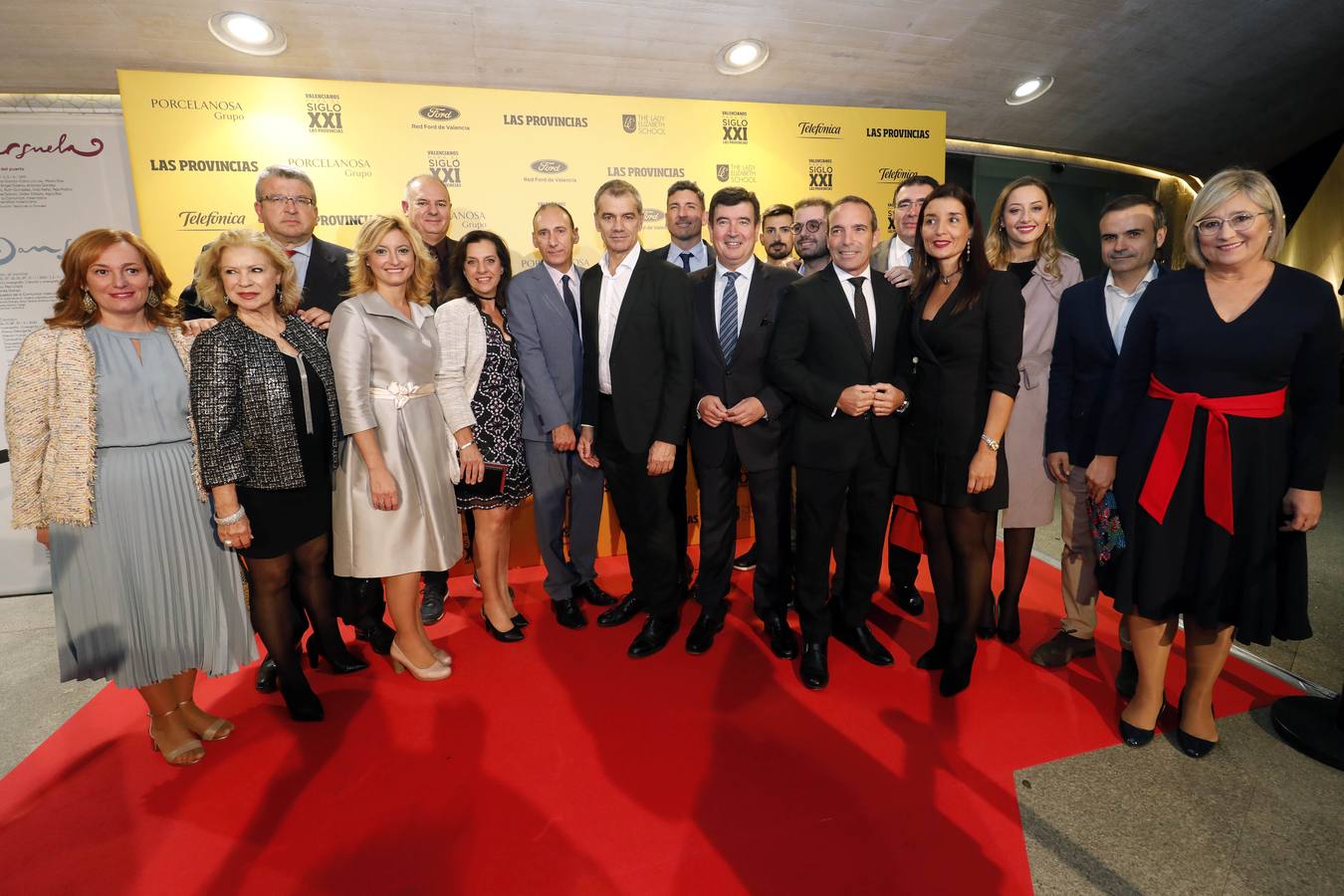 Grupo de Ciudadanos con Patricia García; Rosa Menor; Fernando Llopis; Cristina Gabarda; Luis Arquillos; Amparo Moya; Vicente Ten; el síndico en Les Corts Toni Cantó; Carlos Gracia; el portavoz Fernando Giner; Jesús Salmerón; Tony Woodward; el concejal Narciso Estellés; Ruth Merino; la edil Rocío Gil; el concejal Rafa Pardo y Mamen Peris.