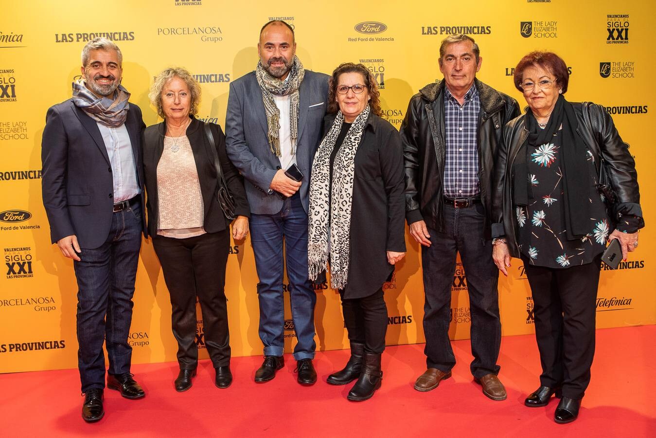 La Federación de Vecinos de Valencia con Andrés Ballesteros (i); Casilda Osa, Toni Pla, Amparo Cifre, Paco Marín y María José Broseta, presidenta del colectivo.
