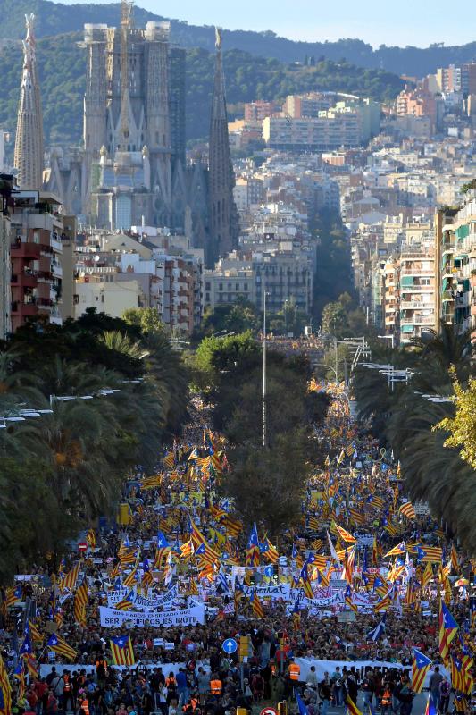 Miles de personas se concentran en Barcelona para protestar por la sentencia del 'procés'.